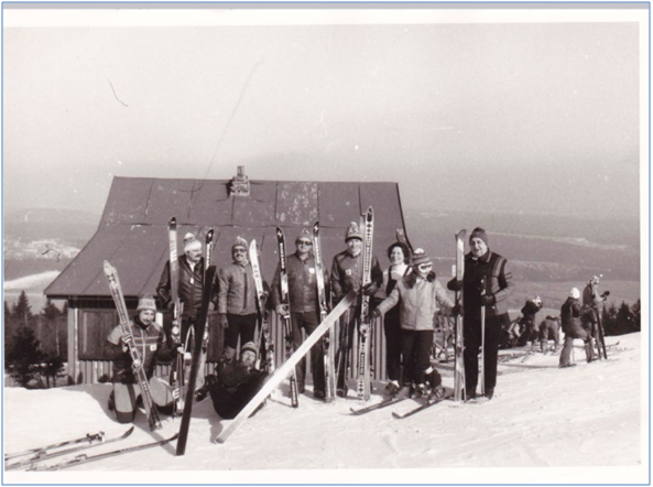 Nad Sněženkou 1982:  Jiří Petera ml ,Jan Holub, Oldřich Pařík, Václav Rücker, ing. Andres, Čeňková, Dana Balihorová, ing Jiří Petera st.,  ležící Jan Teichman